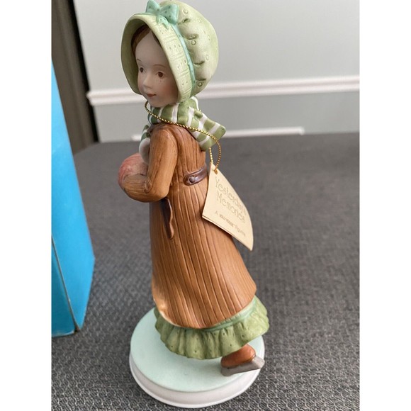 Vintage Holly Hobby “Girl Skating” Hand Painted Porcelain Figurine IOB - Picture 2 of 8